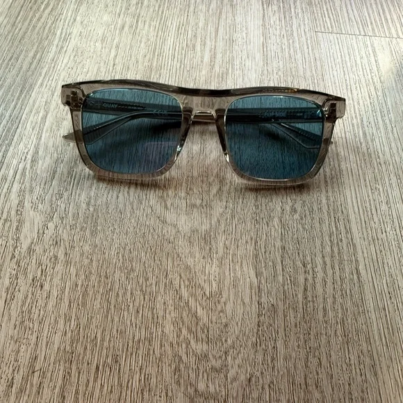 Quay Australia | Accessories | Quay Australia Flip Side Gray  display picture 2